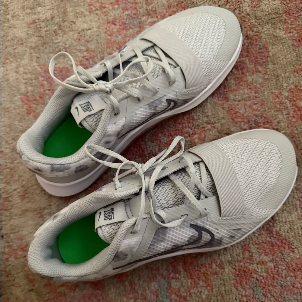 Nike size 9 running shoes NWOT